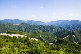 壮丽长城蜿蜒于青山间