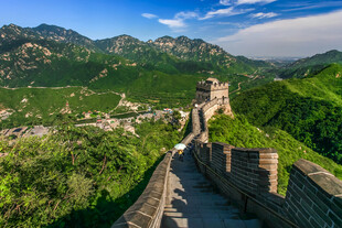 壮丽长城蜿蜒于青山之间