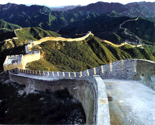 壮丽长城蜿蜒于山峦之间
