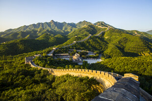壮丽长城蜿蜒于青山之间