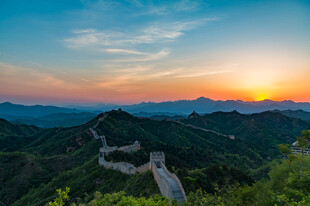夕阳下的壮美万里长城