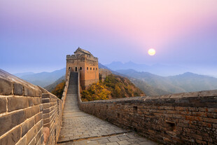 夕阳下的壮丽长城美景