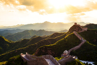 夕阳下的壮美长城景观