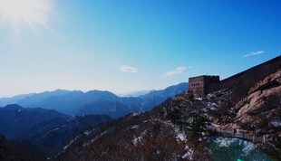 山巅美景远眺壮阔山峦