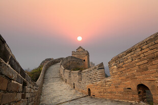 夕阳下的古老长城美景