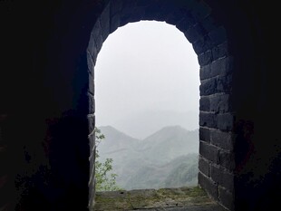 透过古洞望山峦美景