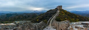 壮丽长城蜿蜒于山峦之间