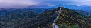 壮丽长城蜿蜒于山峦之间
