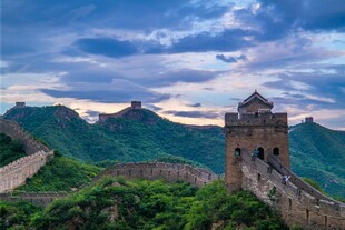 壮丽长城于青山云海间