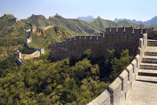 壮丽长城蜿蜒于青山间