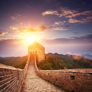 夕阳下的壮丽长城美景