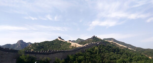 壮丽长城蜿蜒于山峦之间