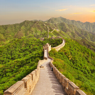 壮丽长城蜿蜒于青山之间