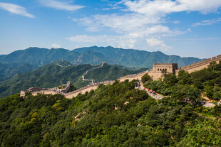 壮丽长城蜿蜒于青山之间