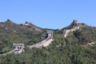 壮丽长城蜿蜒于青山之上