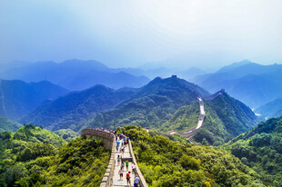 壮丽长城蜿蜒于青山之间