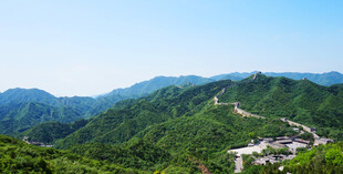 青山环抱中的山间村落