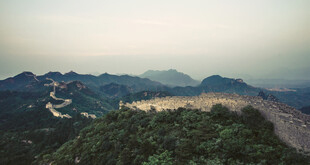 俯瞰雄伟长城壮丽景观