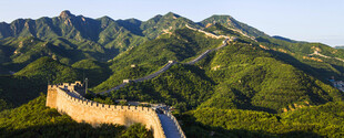壮丽长城蜿蜒于青山间