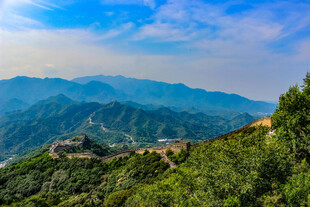 壮丽长城蜿蜒于青山之间