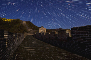 长城夜空下的璀璨星轨