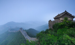 长城山峦间古韵景致美