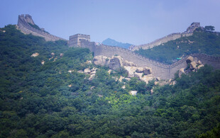 雄伟长城蜿蜒于青山间