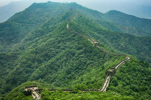 万里长城蜿蜒于青山间