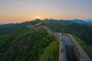 夕阳下的壮美长城景观