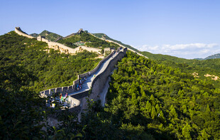 壮丽长城蜿蜒于青山之间