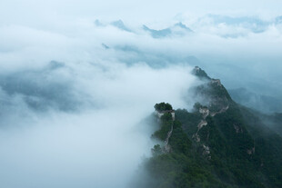 云雾缭绕的壮美山峰
