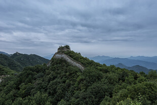 巍峨山峦上的古老长城