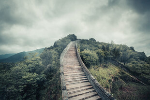 山间木栈道通往云雾之境