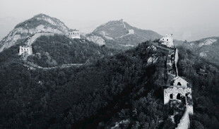 长城蜿蜒于山峦之间