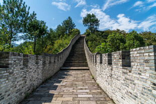 蜿蜒石砌长城步道景观