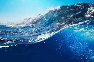 蓝色海洋中的壮观海浪