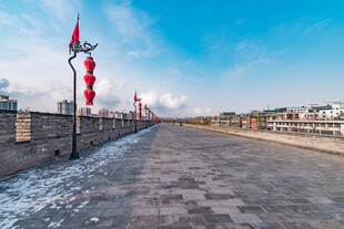 古城墙雪景红灯笼点缀