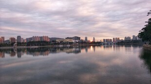 城市湖畔黄昏静谧美景