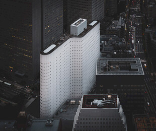 城市夜景中的独特建筑