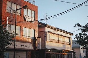 日式街道旁的低矮建筑