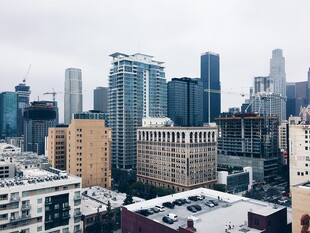 雪后都市高楼景观