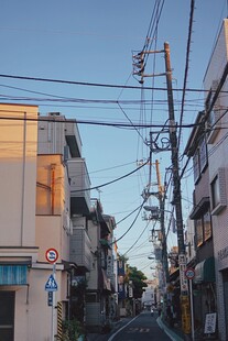 日式街道电线与建筑景观