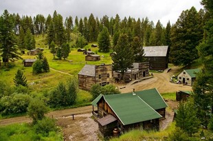山间木屋村落自然景致