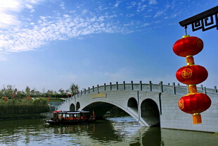 古桥河畔挂红灯笼美景