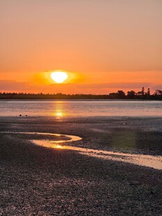 夕阳下的静谧海滩美景
