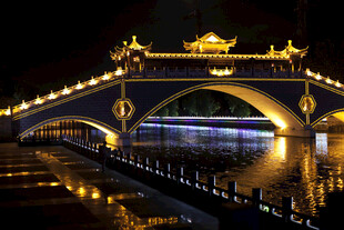 古桥夜景璀璨灯光映河面