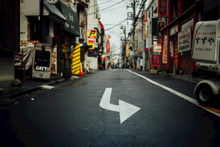 城市街道上的白色左转箭头