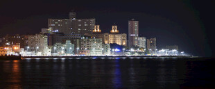 城市夜景璀璨灯火映海面
