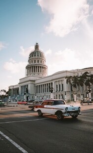 古巴街头的复古汽车与建筑