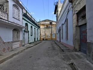 狭窄街道旁的多彩建筑